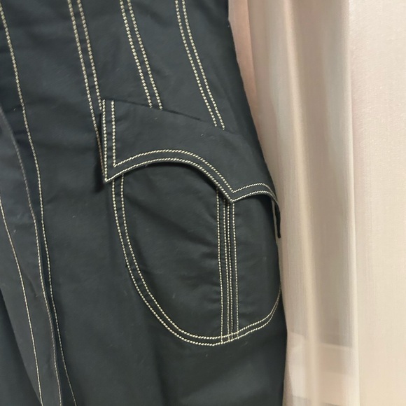 Elegant Black Dress with Stitch Detailing - Picture 6 of 12